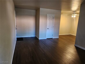 2606 S Durango Dr in Las Vegas, NV - Building Photo - Building Photo