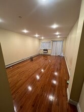 27-16 41st Ave, Unit 3B in Queens, NY - Building Photo - Building Photo
