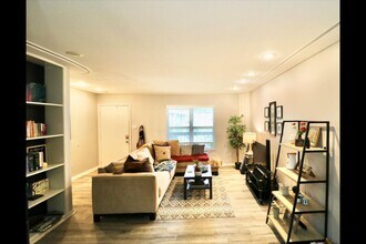 855 Augusta Dr in Houston, TX - Building Photo - Building Photo