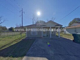 567 W Orange Ave in Defuniak Springs, FL - Building Photo