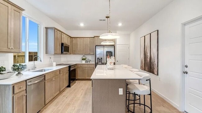 4501 Stine Rd in Bakersfield, CA - Foto de edificio - Building Photo