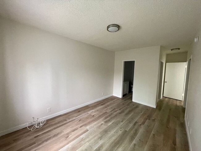 13115 Oxnard St