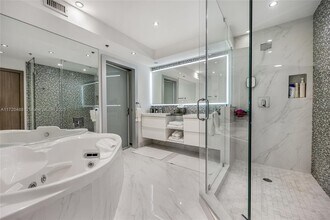 18671 Collins Ave in Miami, FL - Building Photo - Building Photo