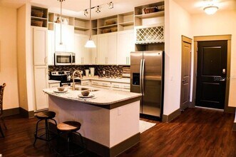 1701 N Lois Ave, Unit 162 in Tampa, FL - Building Photo - Building Photo