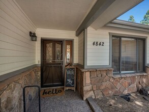 4842 Medina Way in Flagstaff, AZ - Foto de edificio - Building Photo