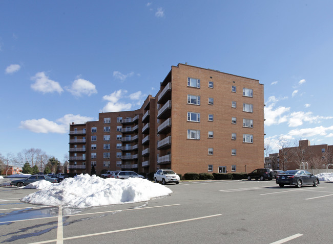 Sutton Towers in Hamden, CT - Foto de edificio - Building Photo