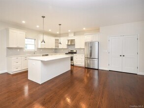 30 Dunes Ln in Port Washington, NY - Building Photo - Building Photo