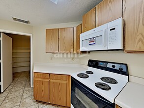 7815 Fossil Banks in San Antonio, TX - Building Photo - Building Photo
