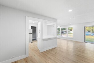 6714 E Bayou Dr in Hitchcock, TX - Foto de edificio - Building Photo