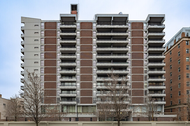 Kenmore Tower in Boston, MA - Foto de edificio - Building Photo