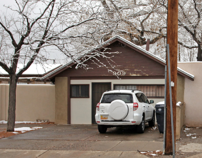 909 6th St NW in Albuquerque, NM - Building Photo - Building Photo