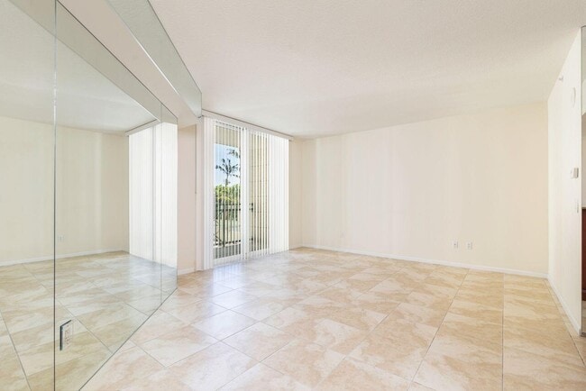 property at 403 S Sapodilla Ave