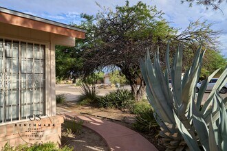 2230 S Greasewood Rd in Tucson, AZ - Building Photo - Building Photo