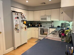 40 College St, Unit 408 in Burlington, VT - Building Photo - Building Photo