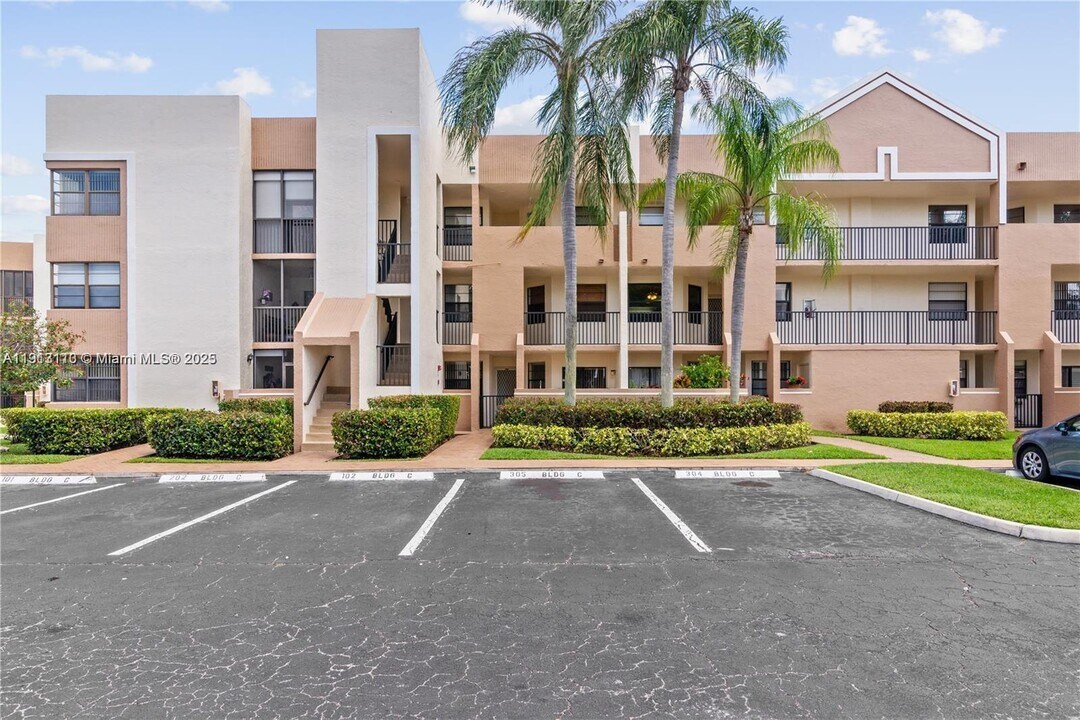 7338 Fairfax Dr in Tamarac, FL - Building Photo