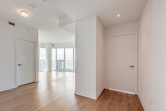 117 McMahon Dr in Toronto, ON - Building Photo - Building Photo