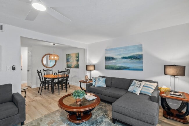 3715 42nd Way S, Unit 61F in St. Petersburg, FL - Building Photo - Building Photo