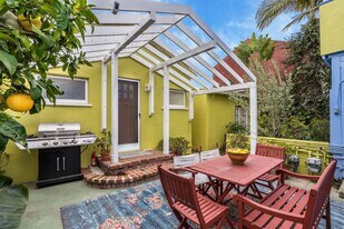 702 Angelus Pl in Los Angeles, CA - Building Photo