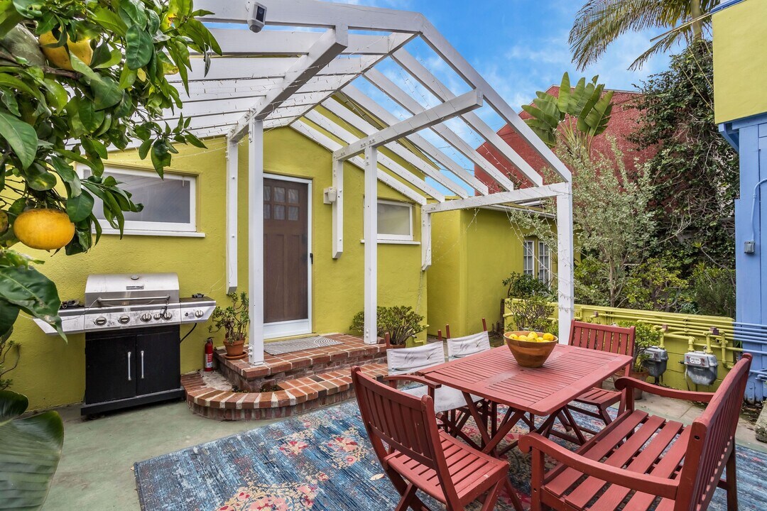 702 Angelus Pl in Los Angeles, CA - Building Photo