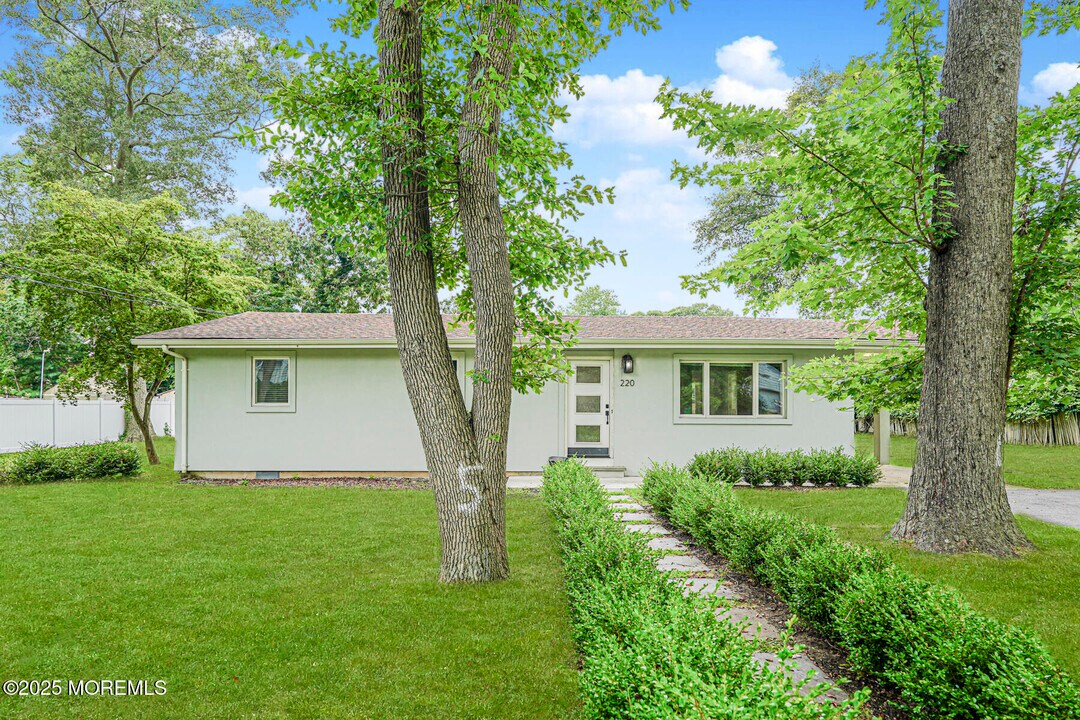 220 Highwood Rd in Ocean Township, NJ - Building Photo