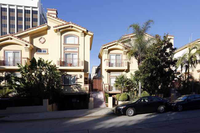 15225 Dickens St in Van Nuys, CA - Building Photo - Primary Photo