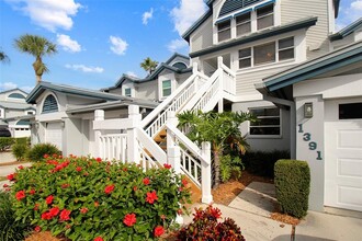 1391 Siesta Bayside Dr in Siesta Key, FL - Foto de edificio - Building Photo