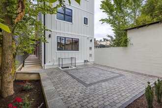 727 Kenyon St NW, Unit C in Washington, DC - Building Photo - Building Photo