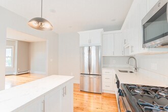 394 Centre St, Unit 3 in Boston, MA - Building Photo - Building Photo