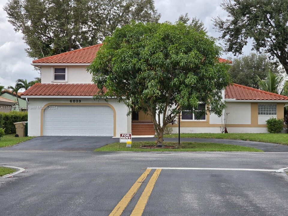 6839 E Longbow Bnd in Davie, FL - Building Photo