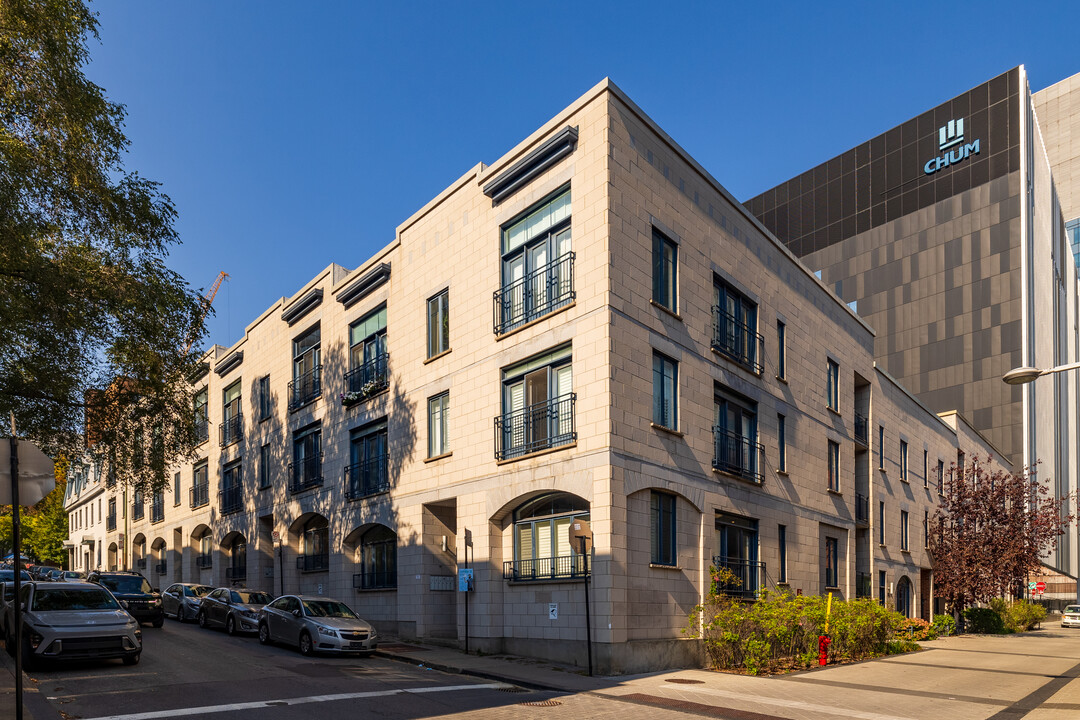 245 De La Gauchetière Rue E in Montréal, QC - Building Photo