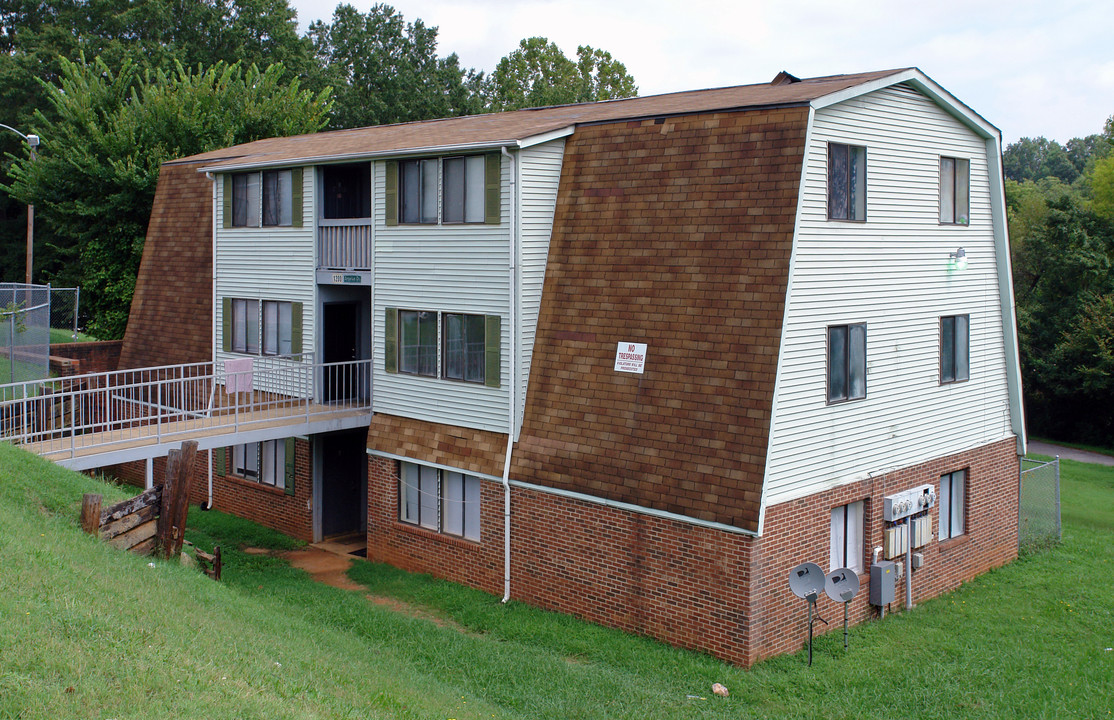 1200 Angelus Dr in Raleigh, NC - Foto de edificio