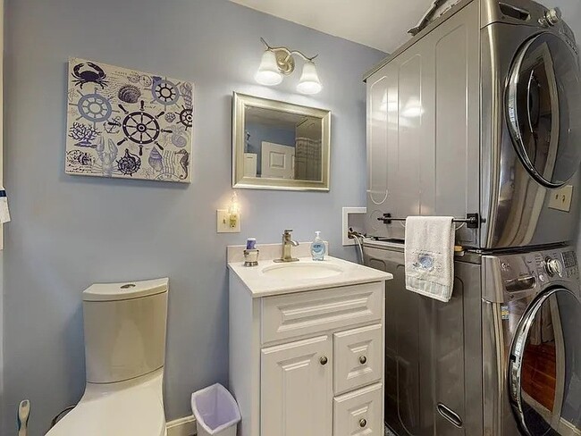 22 Clyde St, Unit Apartment 2 in Somerville, MA - Building Photo - Building Photo