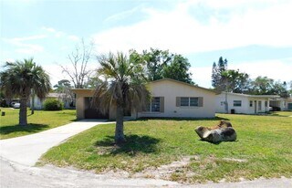 4902 Largo Terrace in New Port Richey, FL - Building Photo