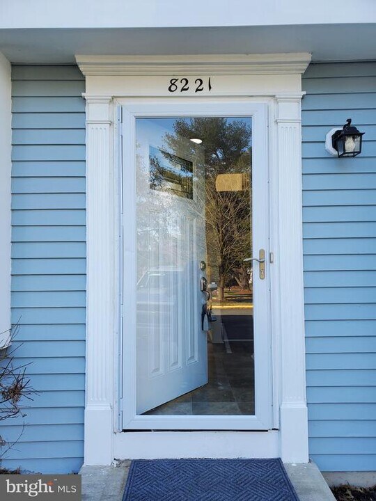 8221 White Stone Ln in Springfield, VA - Building Photo