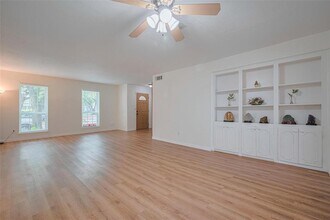 13040 Trail Hollow Dr in Houston, TX - Building Photo - Building Photo