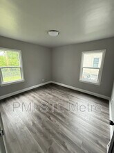8051 Airport Rd in Berkeley, MO - Foto de edificio - Building Photo