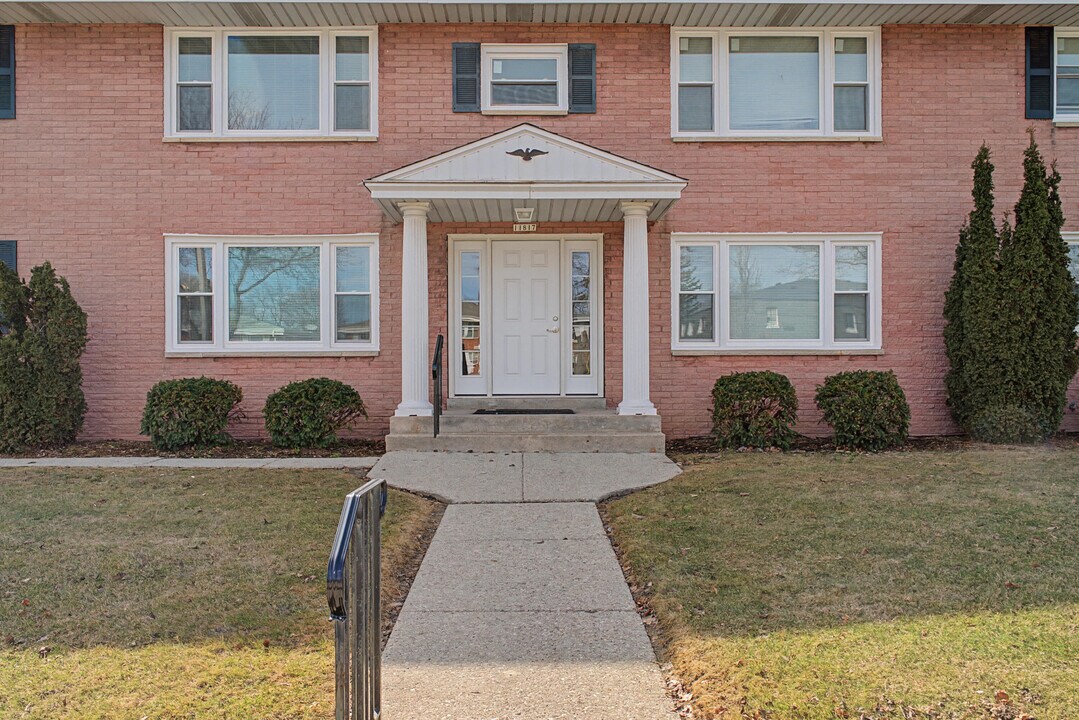 11817 W North Ave in Wauwatosa, WI - Foto de edificio