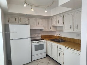 7441 W Sunrise Blvd in Plantation, FL - Building Photo - Building Photo