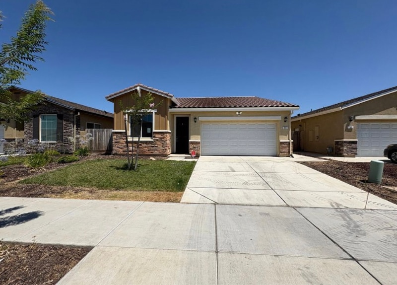 741 Suzanne Dr in Merced, CA - Foto de edificio