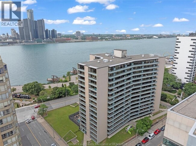 111 Riverside Dr E in Windsor, ON - Foto de edificio - Building Photo