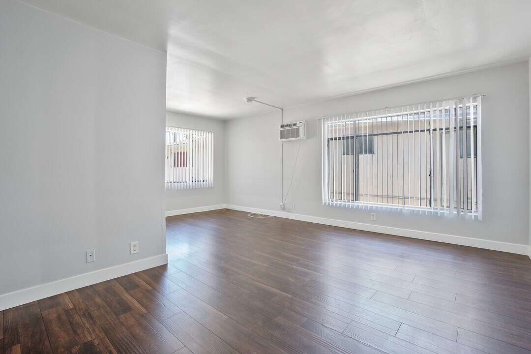 1661 N Bronson Ave in Los Angeles, CA - Building Photo