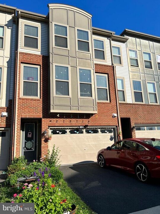 24459 Juniper Wood Terrace in Sterling, VA - Building Photo