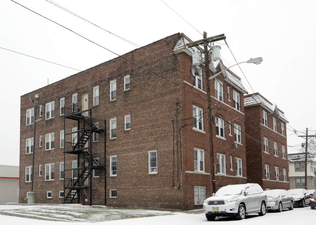 1108 Charles St in Linden, NJ - Foto de edificio