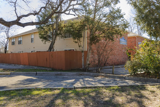 A Central Place in Denton, TX - Foto de edificio - Building Photo