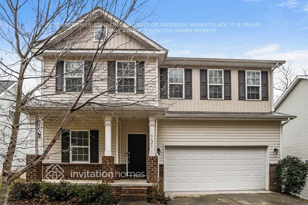 5626 Colonial Garden Dr in Huntersville, NC - Building Photo