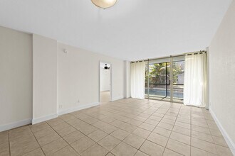 111 Royal Pk Dr in Oakland Park, FL - Building Photo - Building Photo