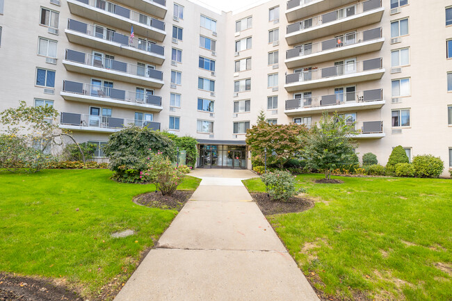 Westbury Terrace Condominiums in Westbury, NY - Foto de edificio - Building Photo