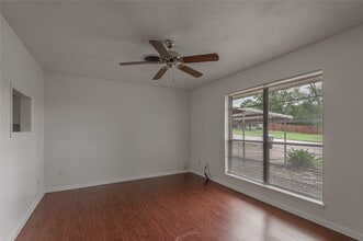 2328 Ave N 1/2 in Huntsville, TX - Building Photo - Building Photo