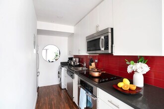 809 9th Ave in New York, NY - Building Photo - Building Photo