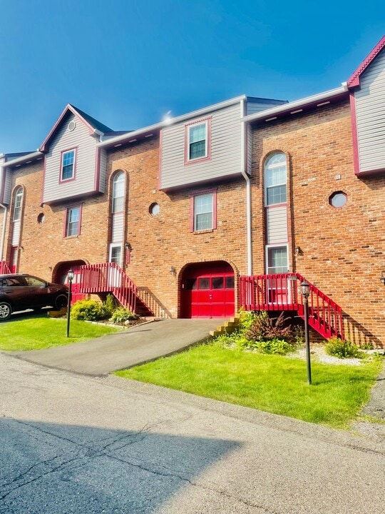 2104 Timberglen Dr in Imperial, PA - Building Photo